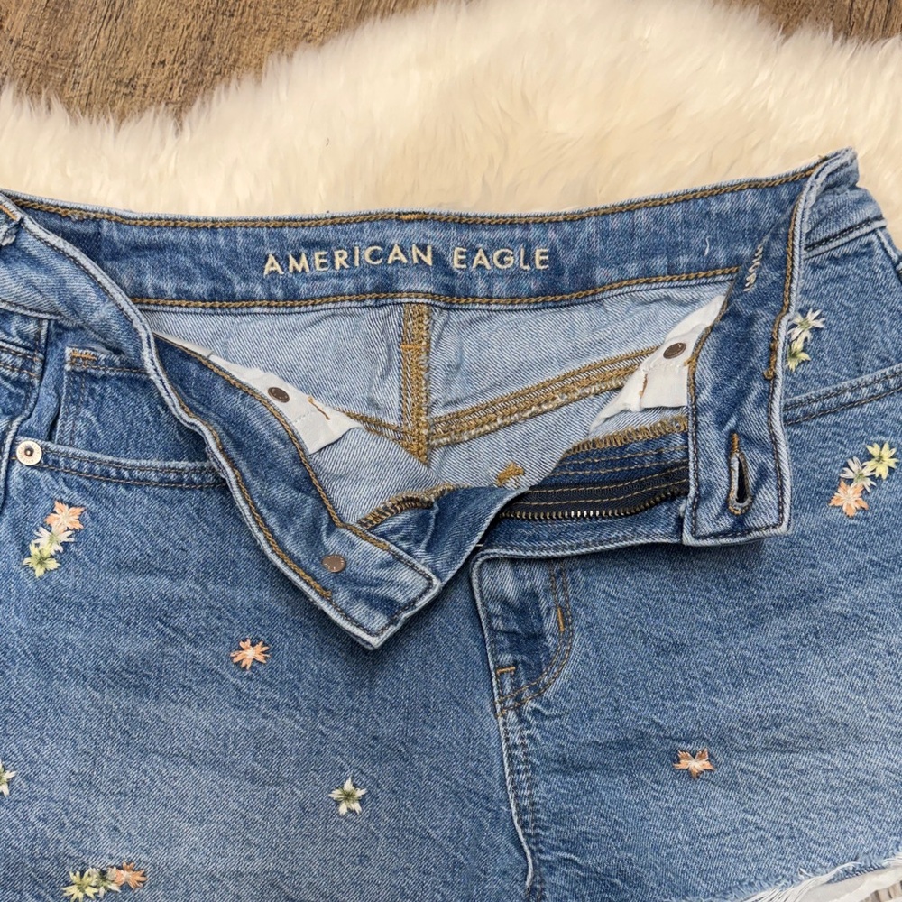 American Eagle women’s Embroidered Light Blue Denim raw hem Shorts size 4 - Picture 4 of 11